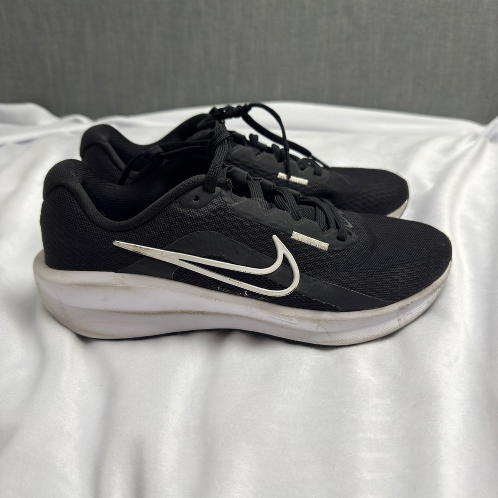 Nike Dual-Tone Black and White Running Shoes down shifters 13 size 7 men’s